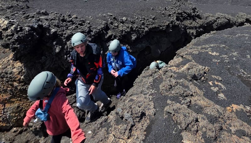 Ingresso in un tunnel di colata lavica sul versante sud dell'Etna