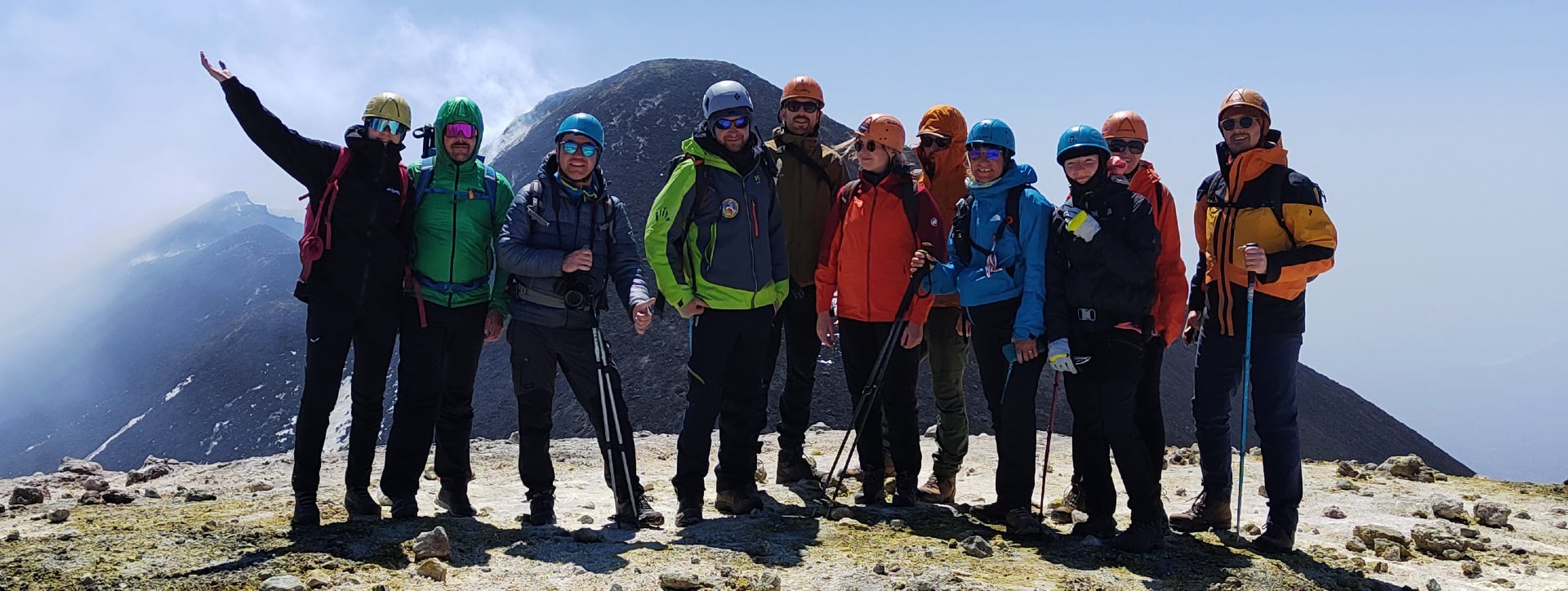 Excursionistas en el sendero hacia los cráteres sumitales del Etna