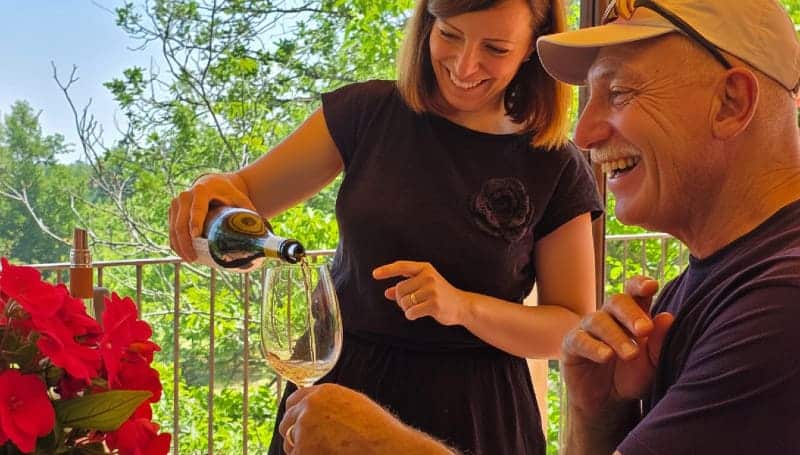 Sommelier professionnel servant un vin de l'Etna pendant la dégustation privée