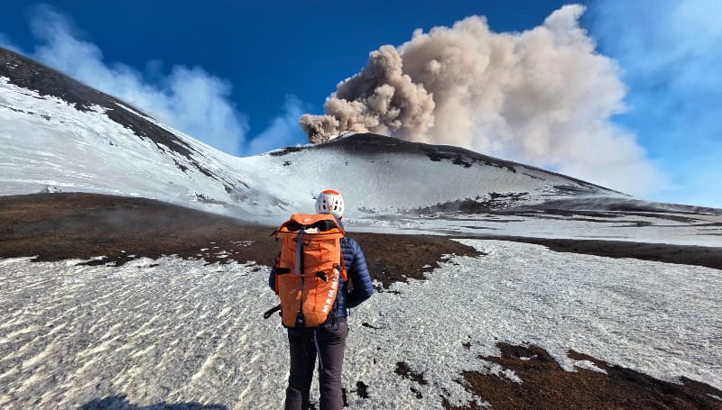 Senderismo sobre la nieve hacia los cráteres sumitales en erupción del Etna